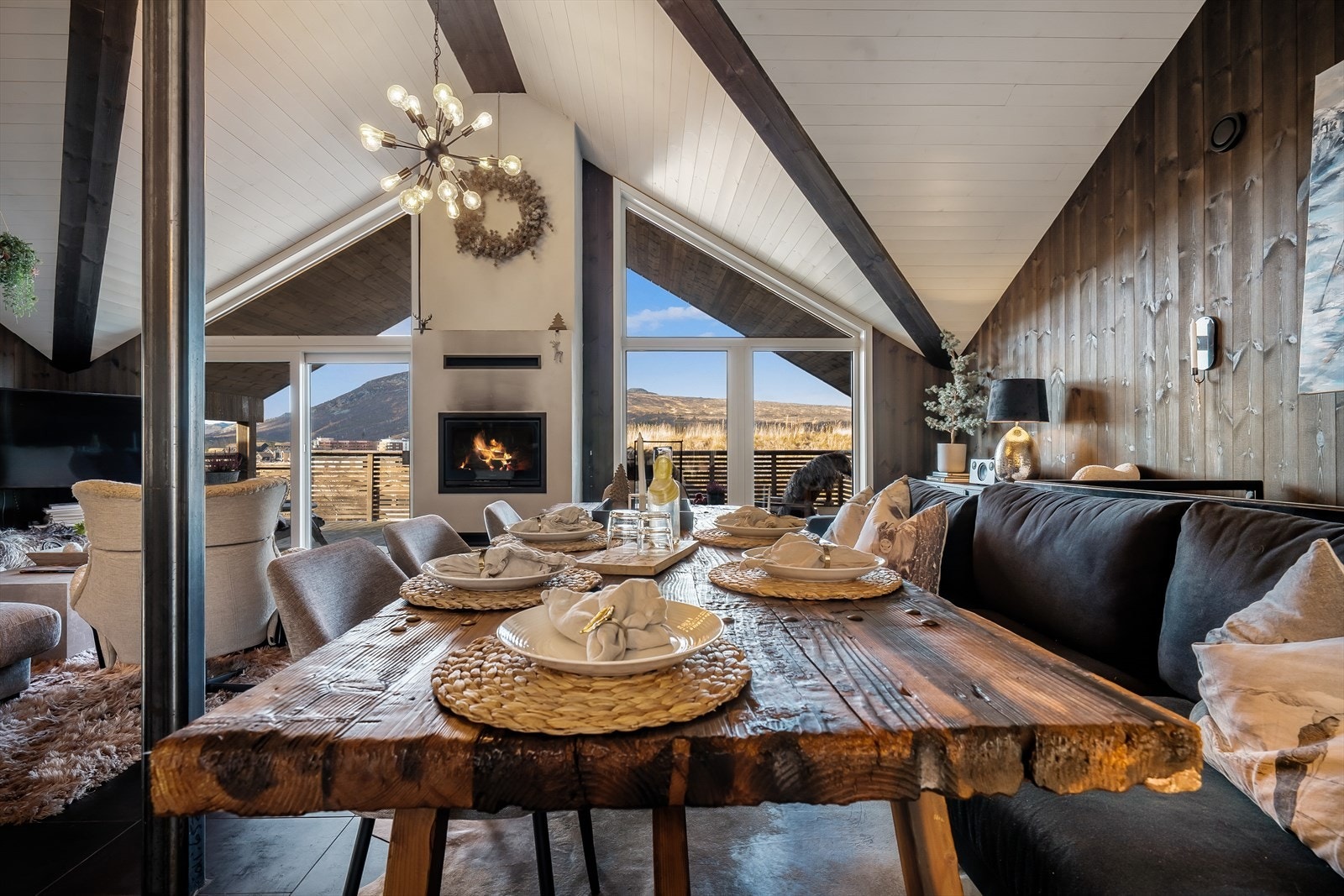 Koselig peisovn i stue. Galleribilde