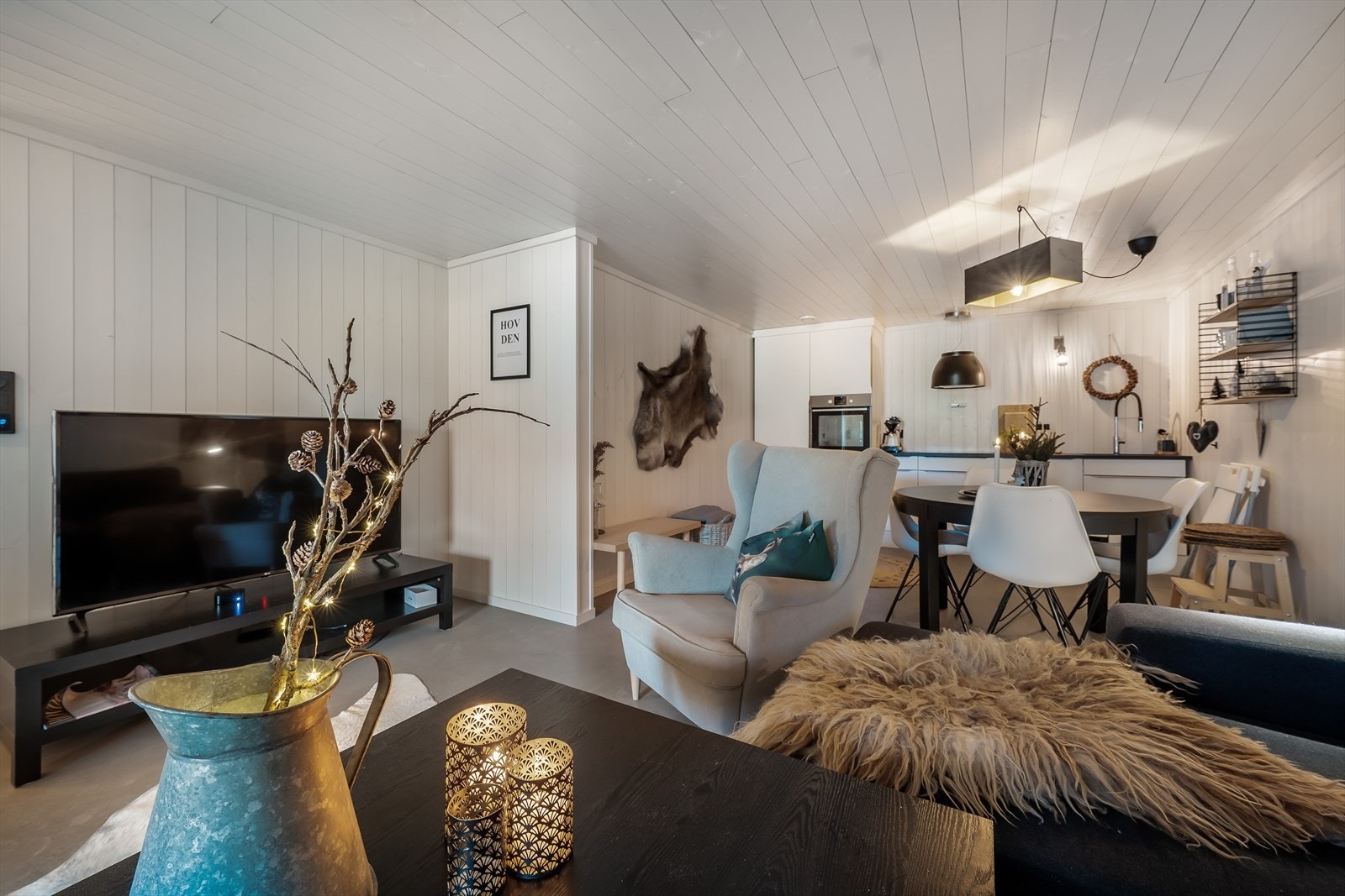 Stue/kjøkken med plass til sofagruppe og spisebord. Galleribilde