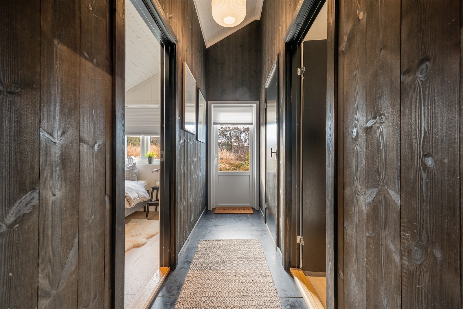 Gang i motsatt ende av hytta med 2 soverom og gjestetoalett. Galleribilde