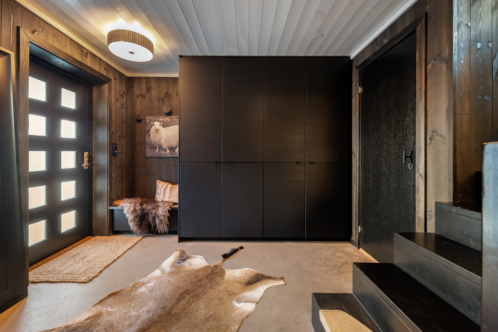 Meget godt med plass til ytterklær og sko. Galleribilde