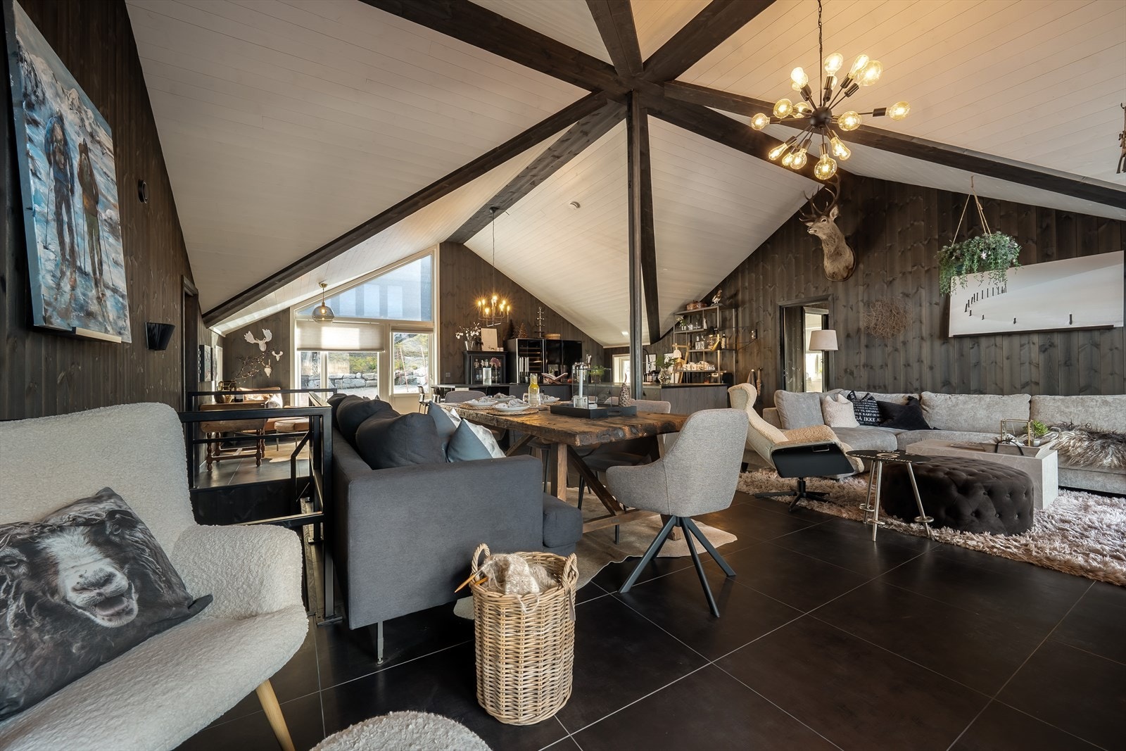 Stue med fliser og varmekabler i gulv. Galleribilde