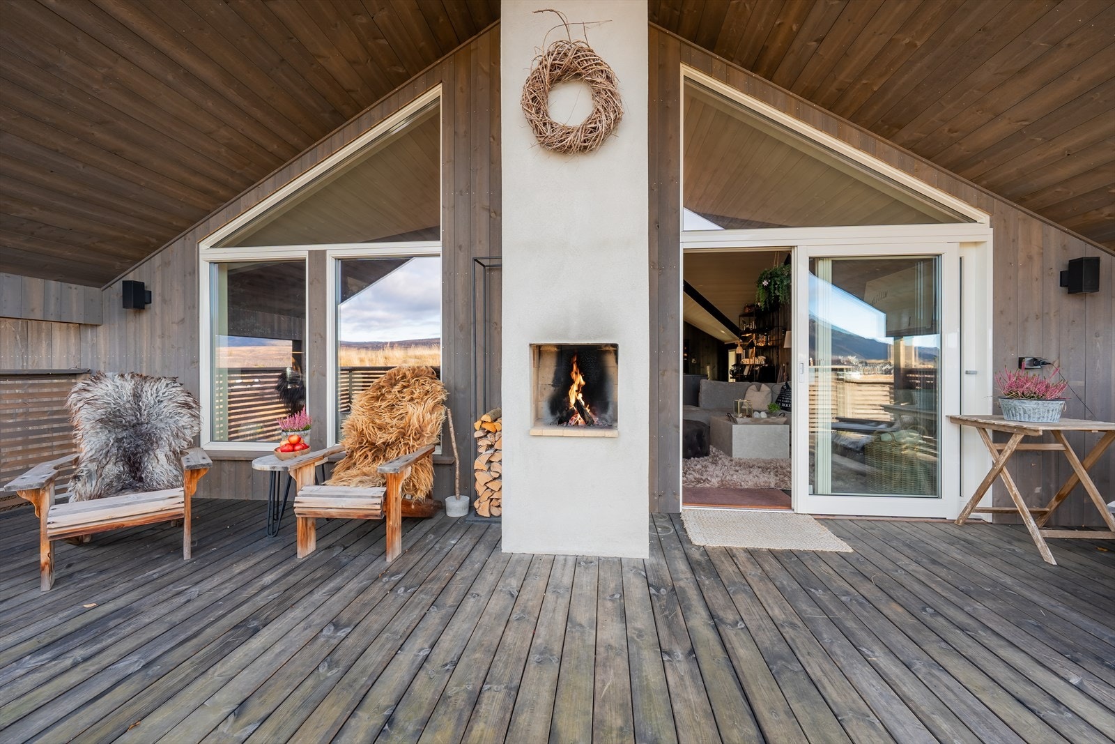 Veranda med utepeis. Galleribilde