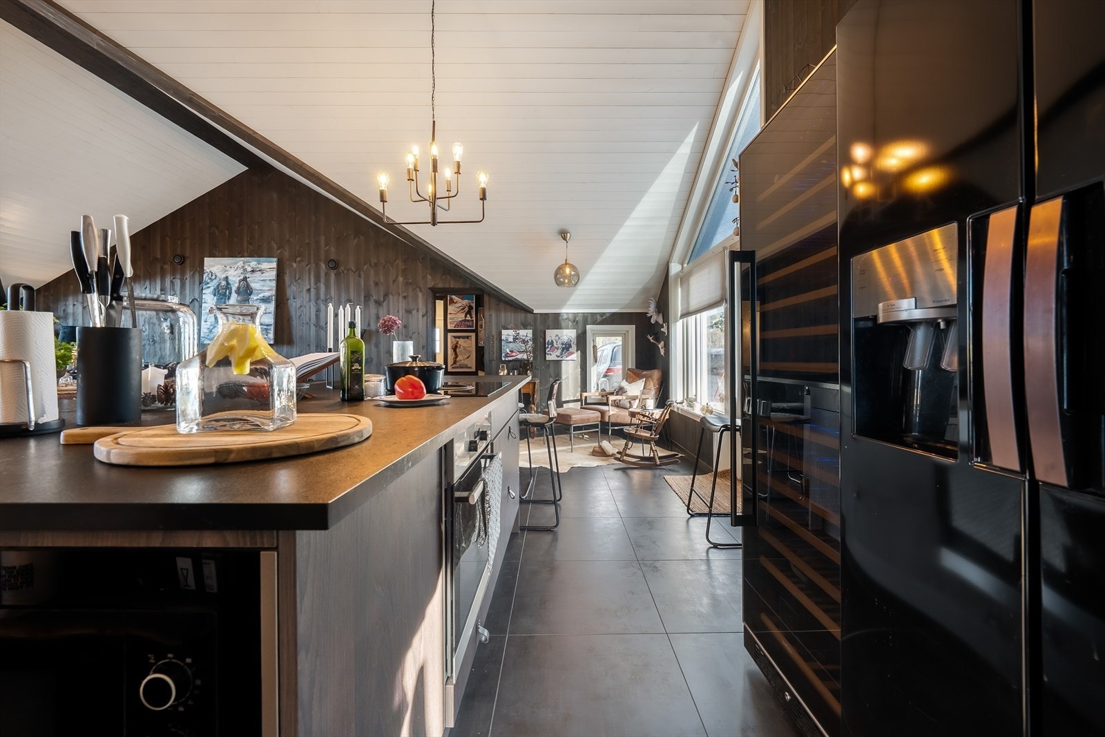 Stuen er åpen mot kjøkken. Galleribilde