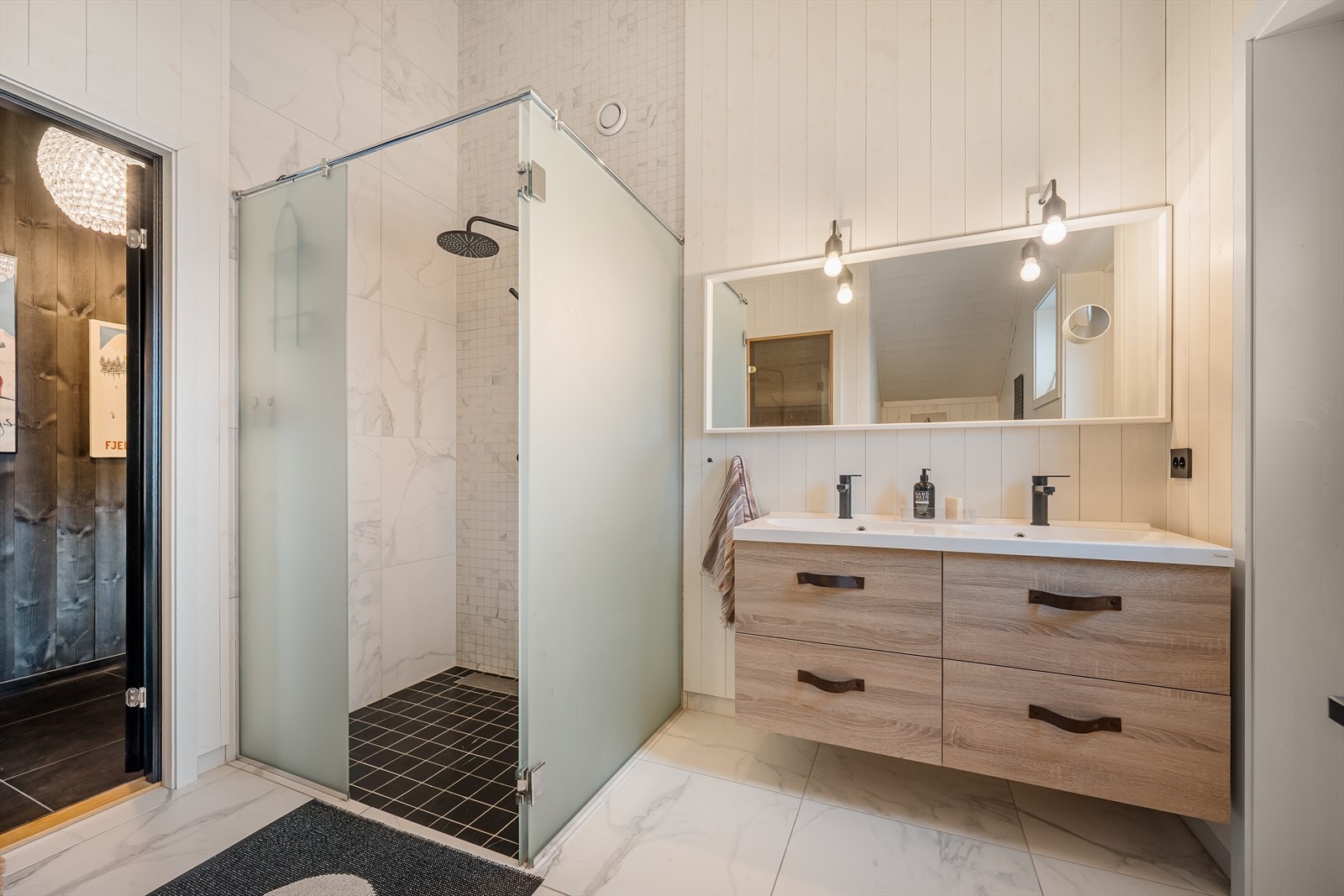 Bad i tilknyttning til hovedsoverom. Galleribilde