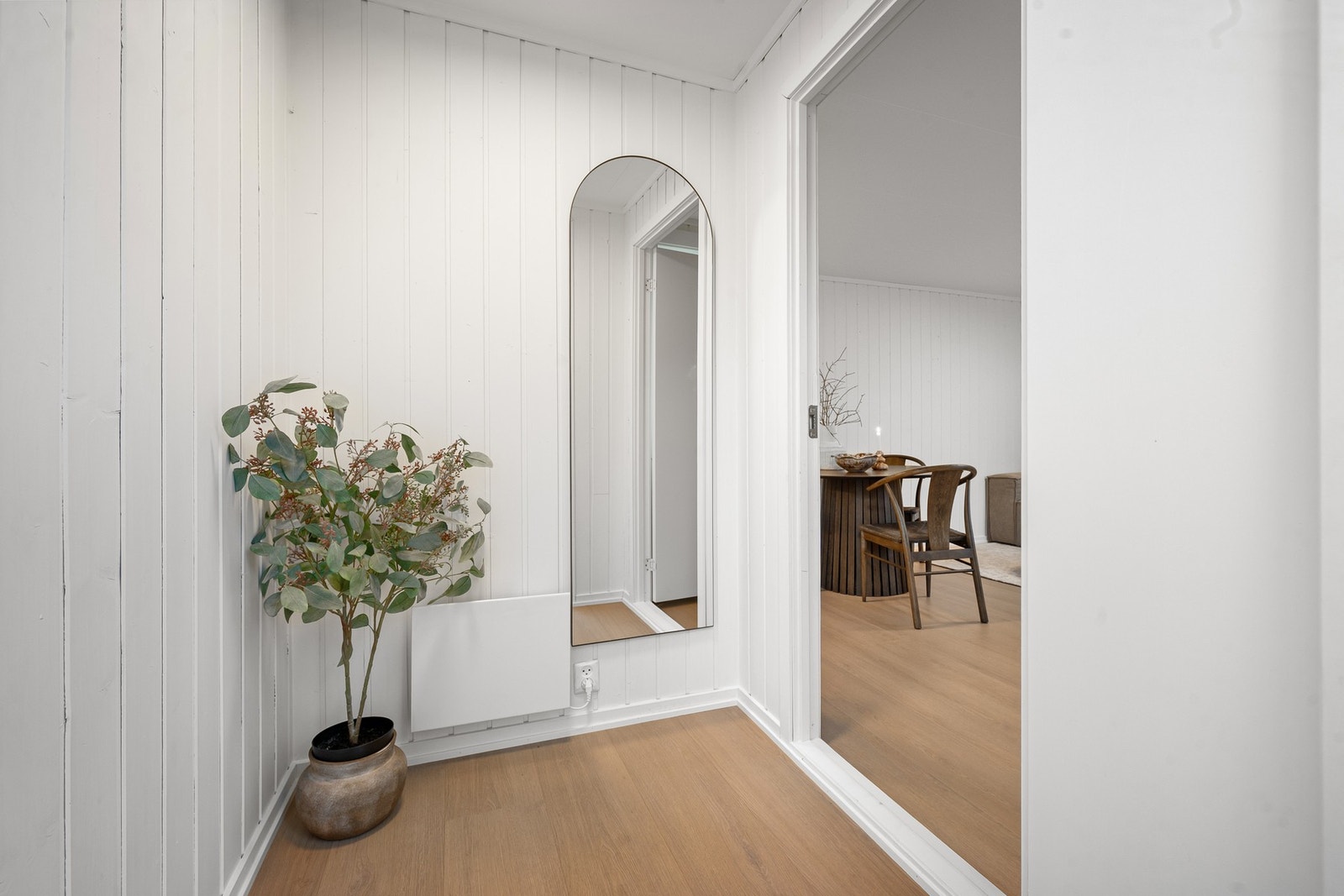 Entre med god plass til klær og sko Galleribilde