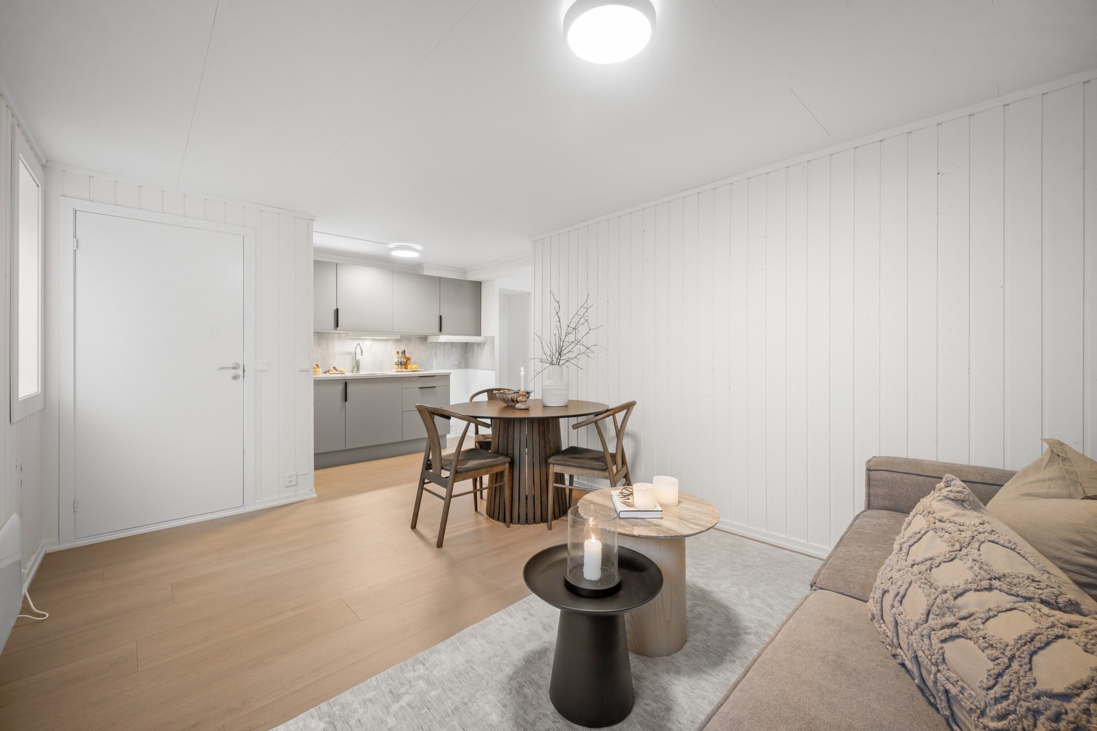 Nyoppusset med nye gulv, malte overflater, nytt kjøkken og nye innredninger på bad i 2025 Galleribilde