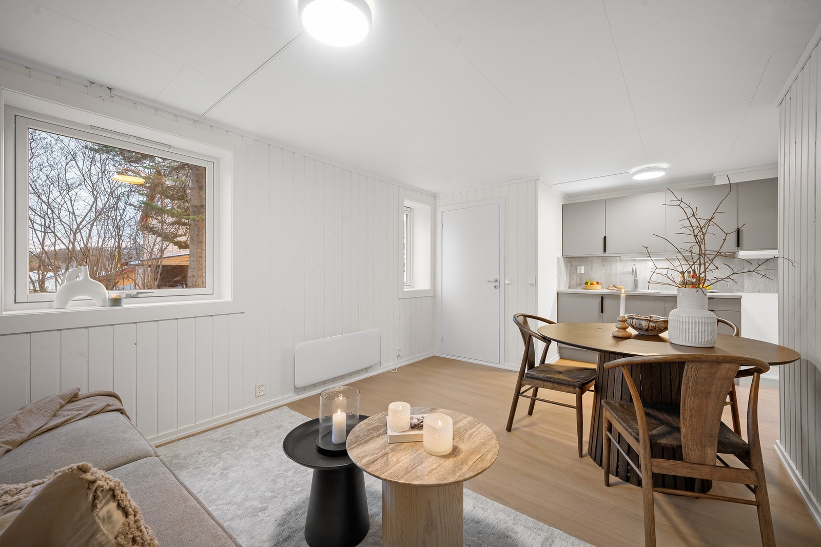 Stue er romslig og deler seg fint i sofaområde og spisestue Galleribilde