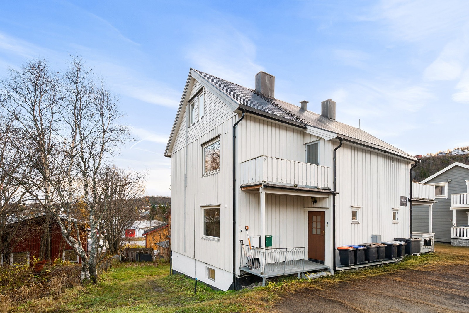 Egen parkeringsplass på baksiden mot veien Galleribilde