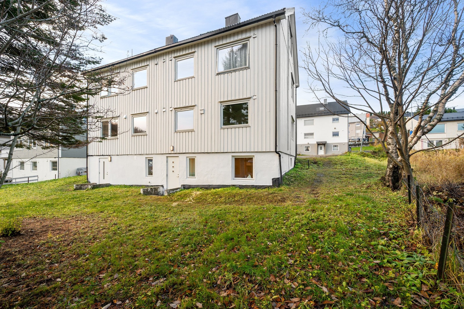 Leiligheten ligger i underetasje med egen inngang rundt bygget Galleribilde