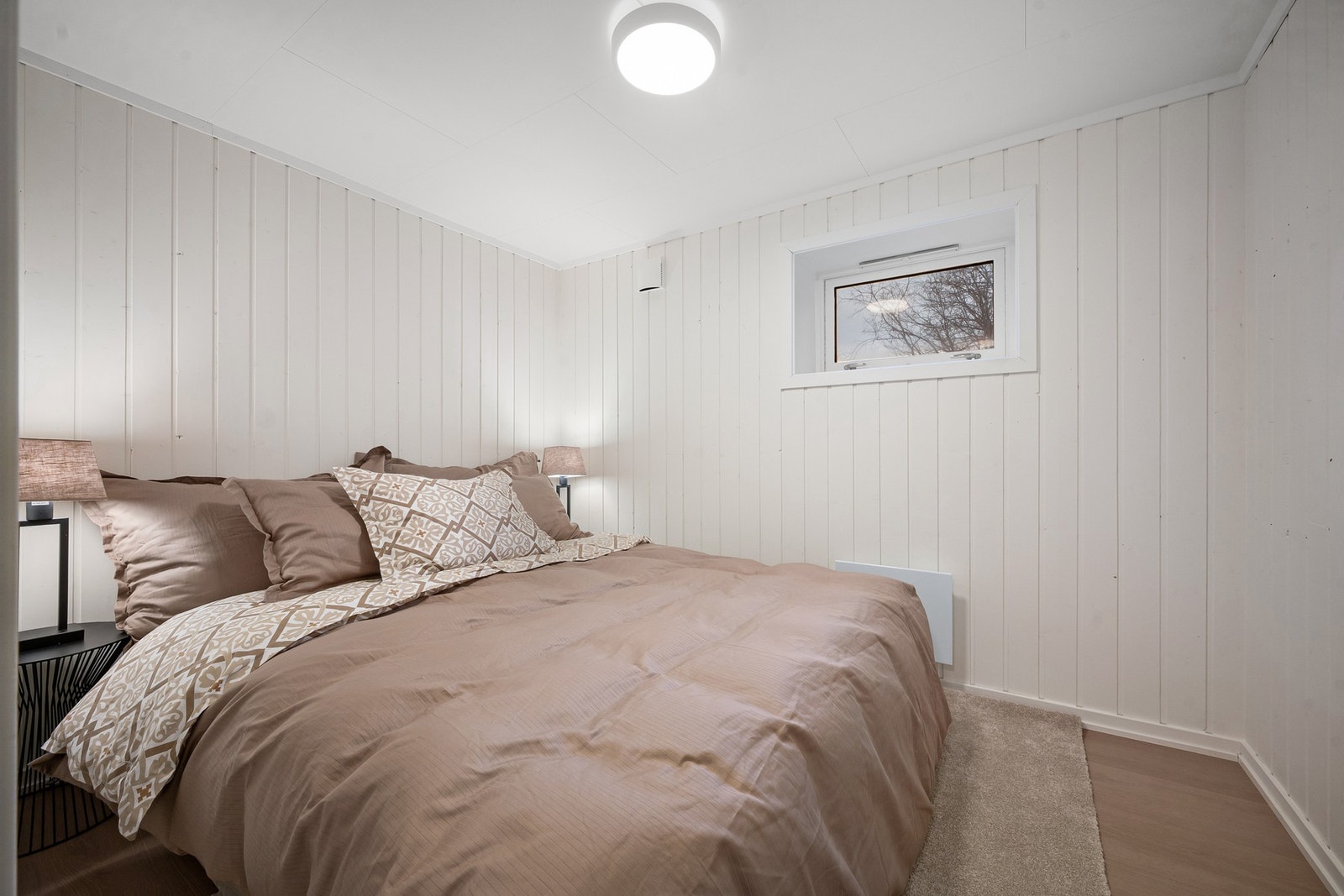 Soverom med plass til romslig seng Galleribilde