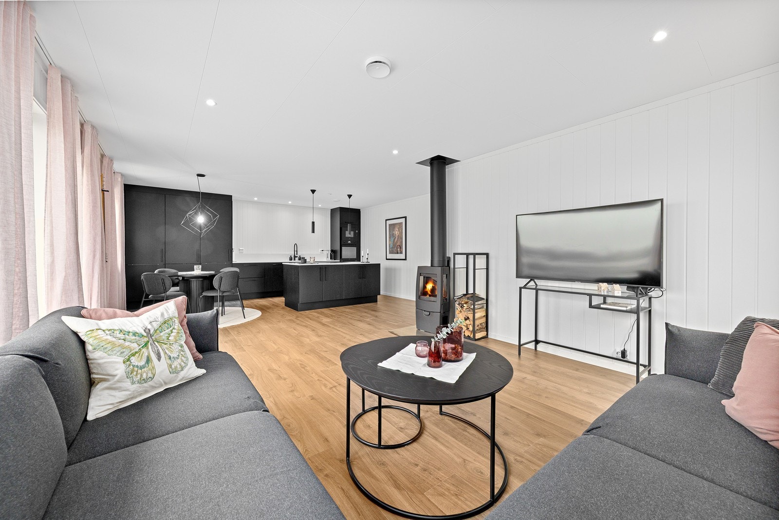 Boligen har en åpen og luftig stue- og kjøkkenløsning. Galleribilde