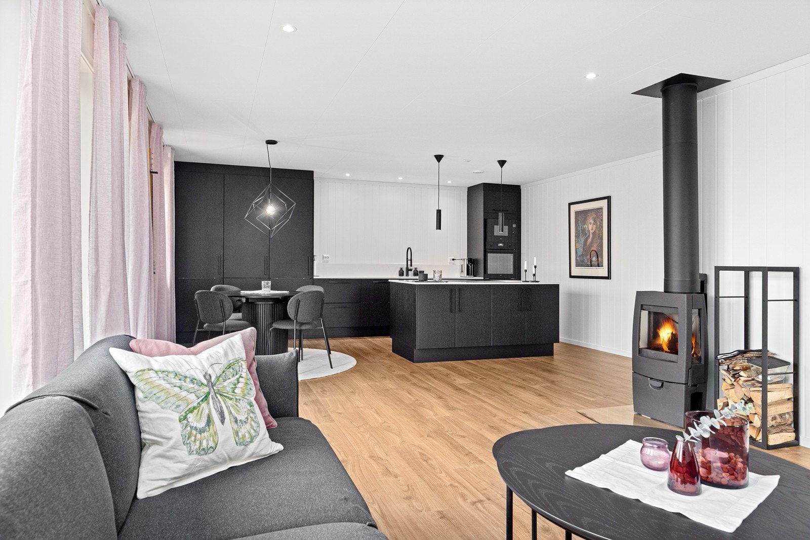 Rommet gir gode møbleringsmuligheter med plass til både sofa- og spisegruppe Galleribilde