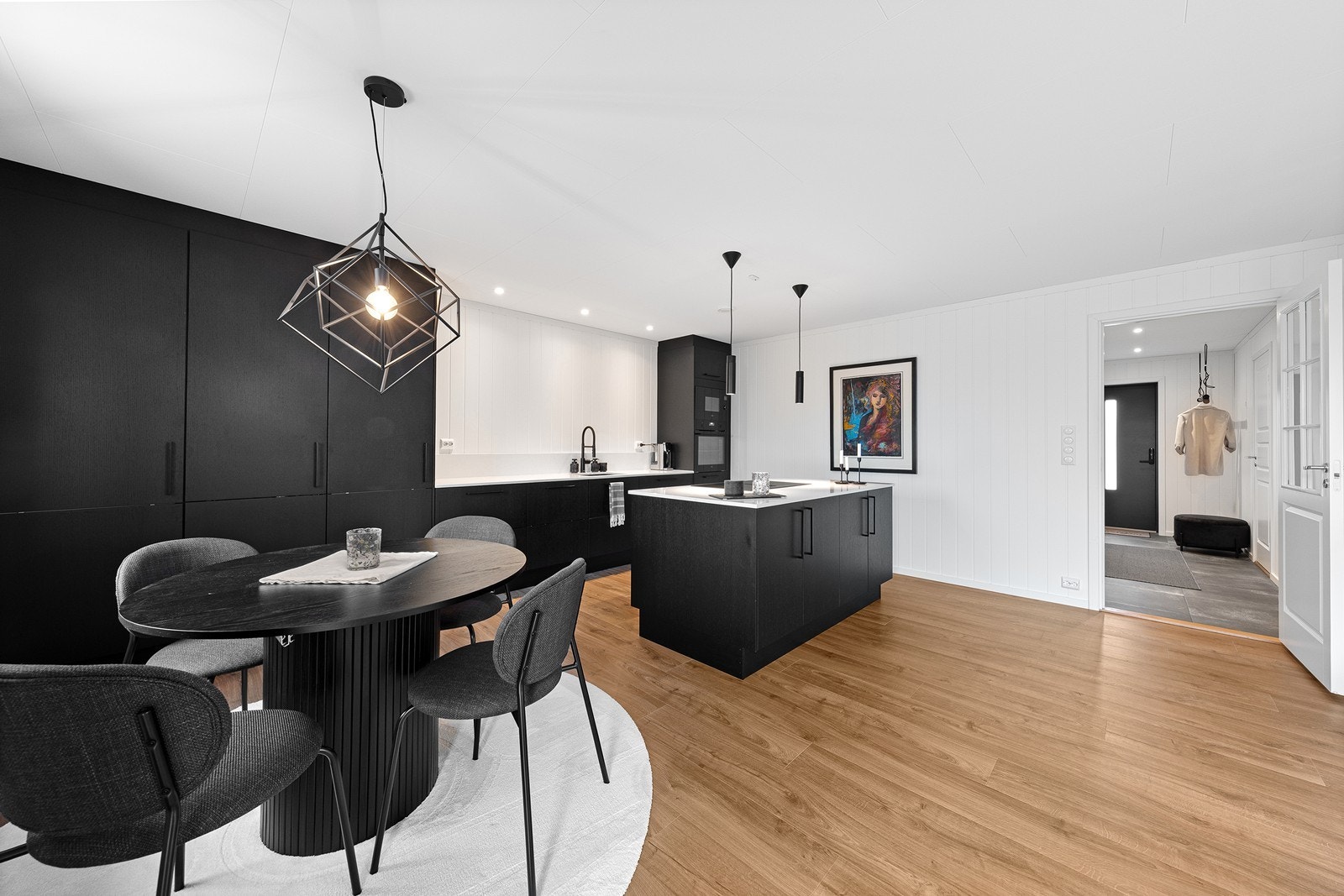 De glatte, sorte frontene og den flotte benkeplaten av stein med underlimt komposittvask gir en eksklusiv finish. Galleribilde