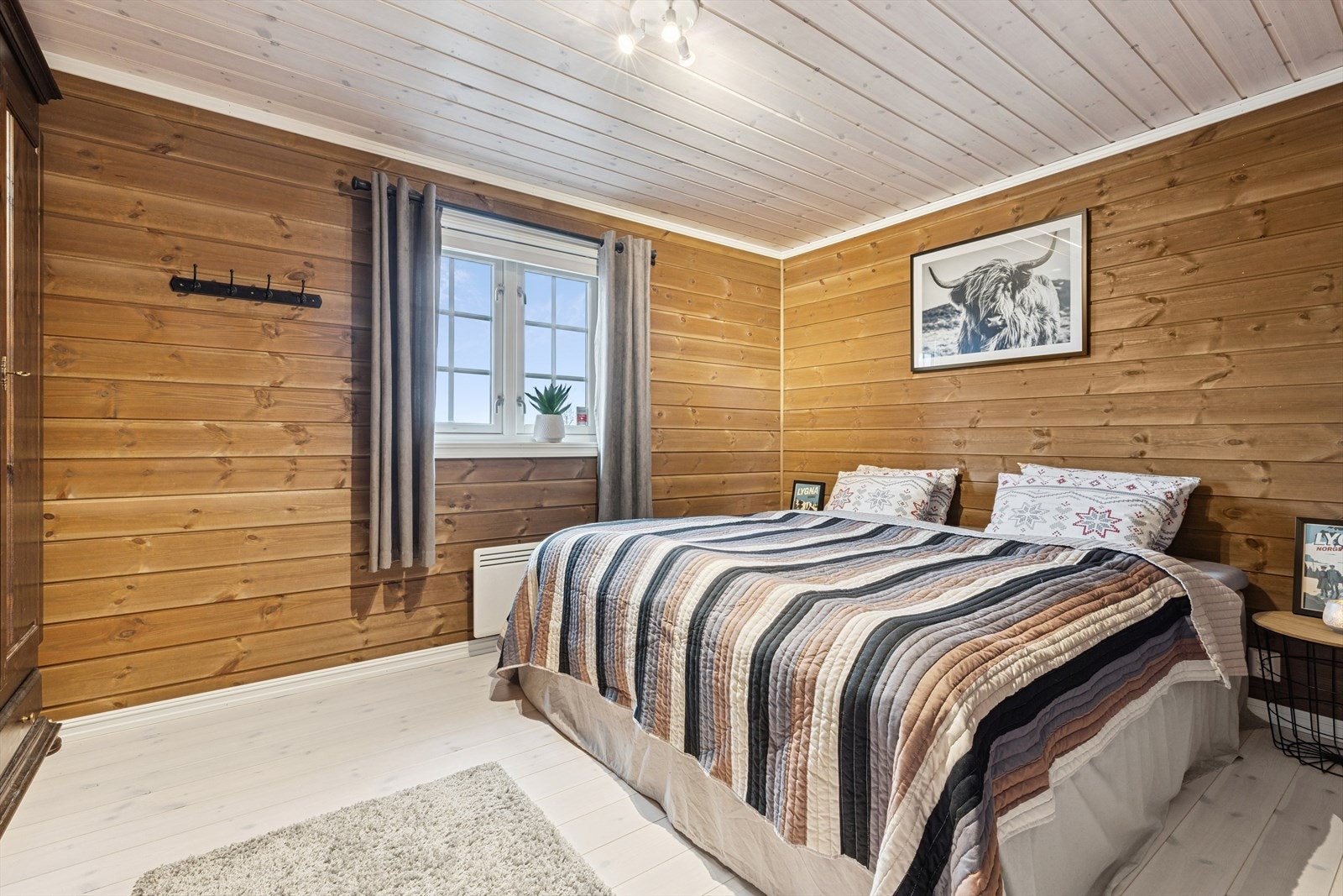 Soverom - Hytta har til sammen 5 soverom, hvorav 4 er i hyttas første etasje. Galleribilde