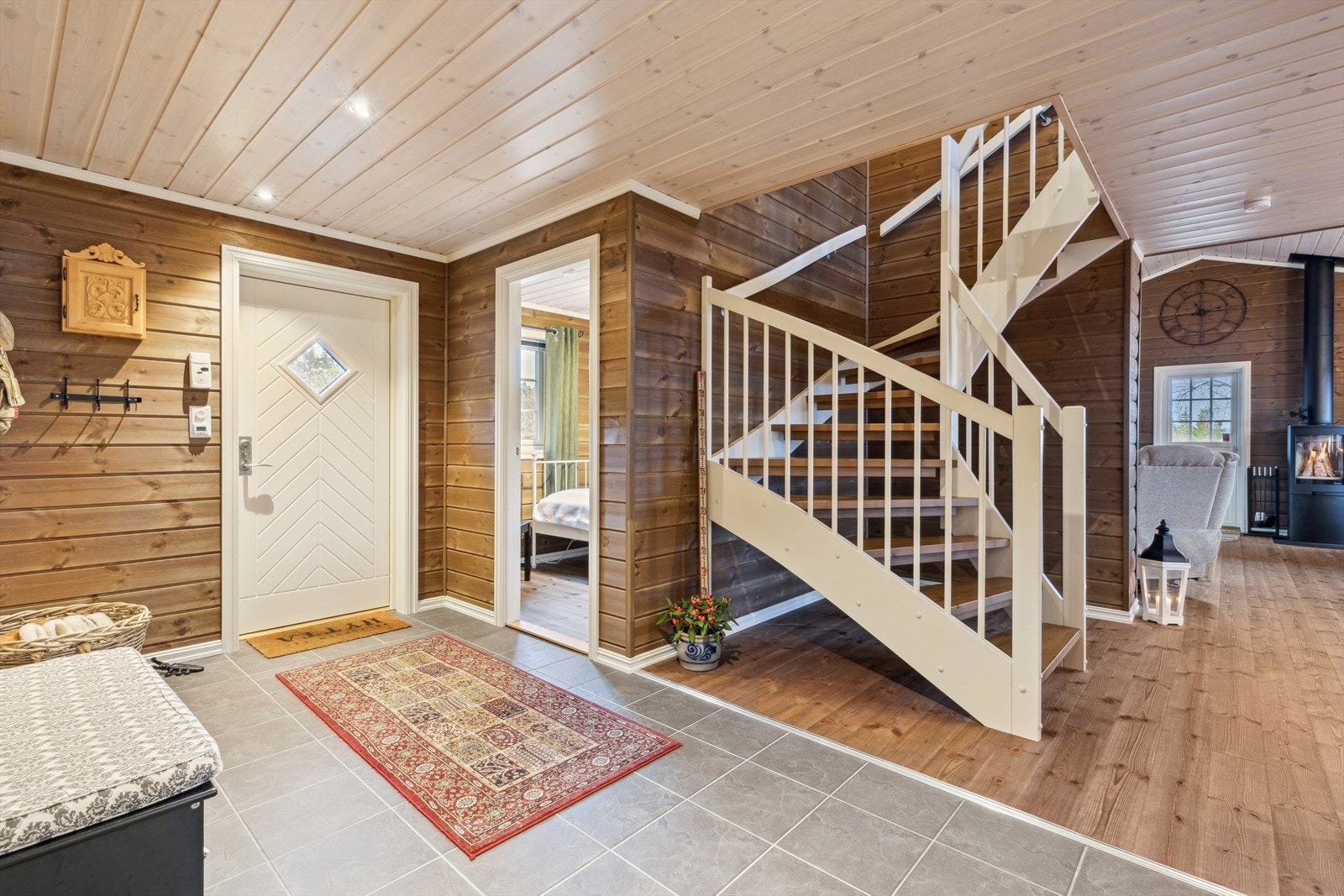 Entré - Romslig gang med fliser og gulvvarme Galleribilde