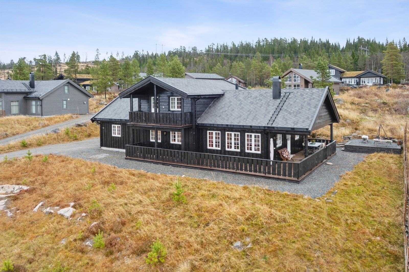 Eiendommen har en nydelig beliggenhet, høyt i terrenget, grensende inntil friområde. Galleribilde