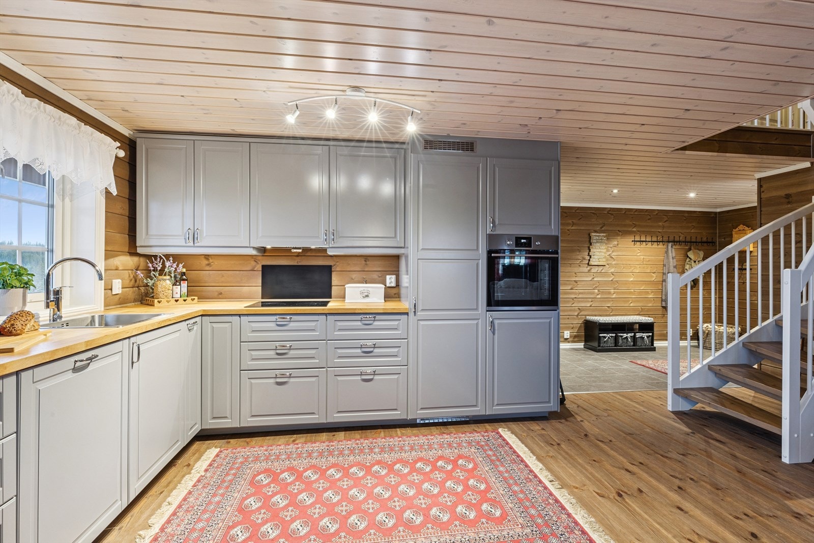 Kjøkken - Ikea innredning med rikelig benke- og
oppbevaringsplass. Galleribilde