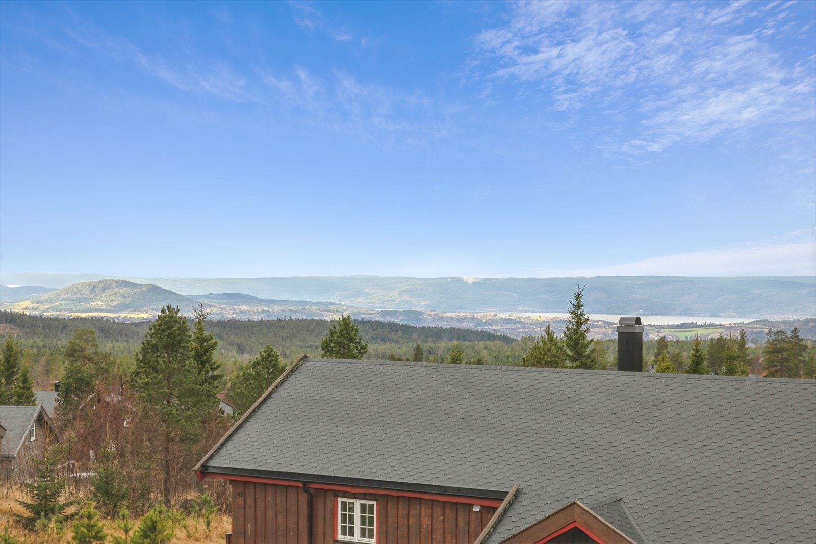 Eiendommen har vakker utsikt over Hadeland og svært gode solforhold. Galleribilde