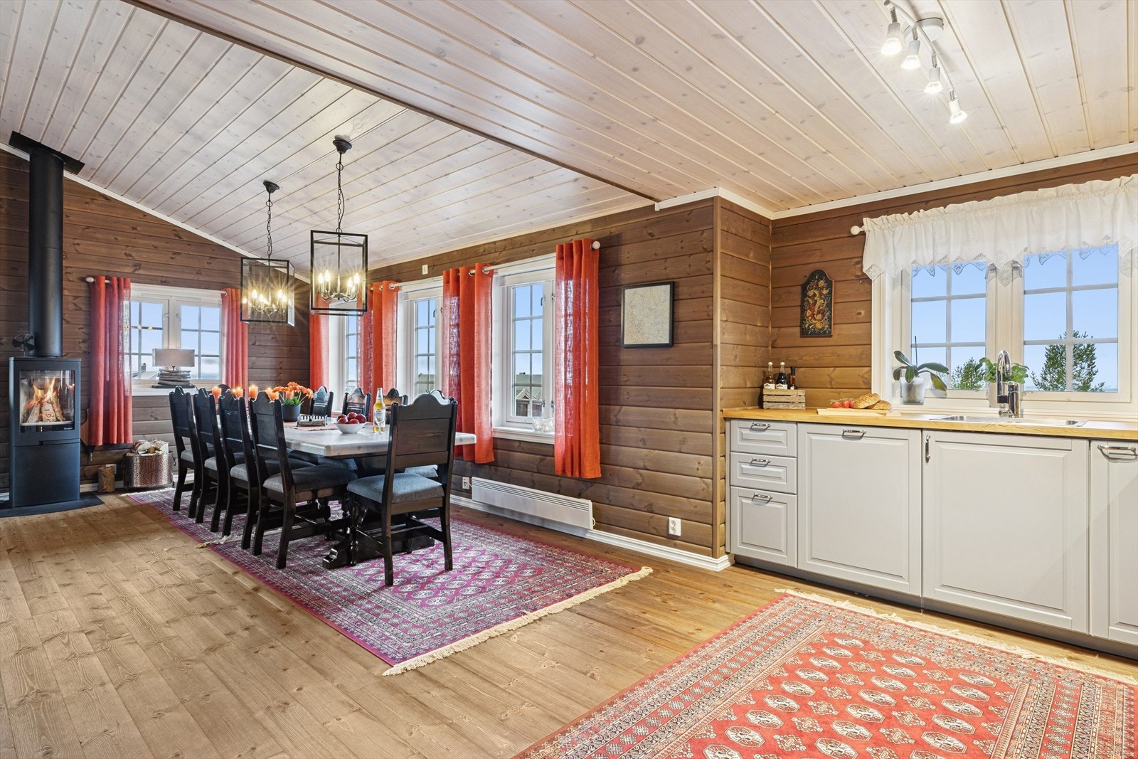 Hytta har god plass til spiseplassen - et ypperlig samlingspunkt for familie og venner. Galleribilde