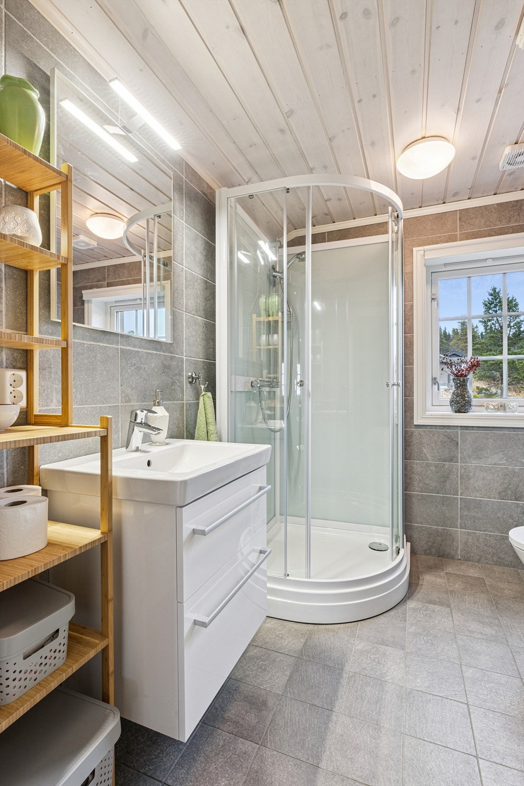 Hyttas andre bad finner du i loftsetasjen. Flislagt med dusjkabinett, servant og toalett. Galleribilde