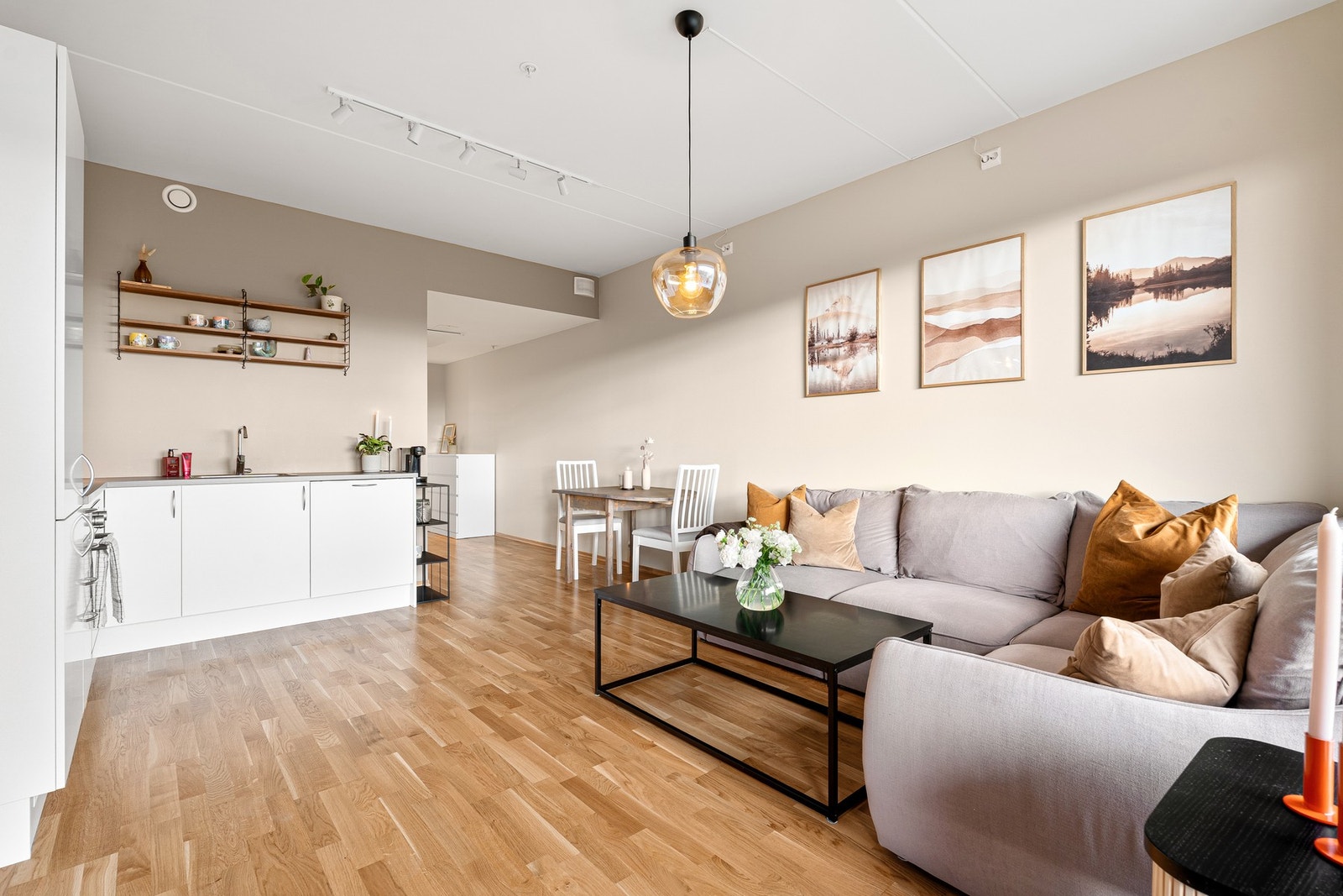 Hele leiligheten er malt i lyse og delikate farger. Galleribilde