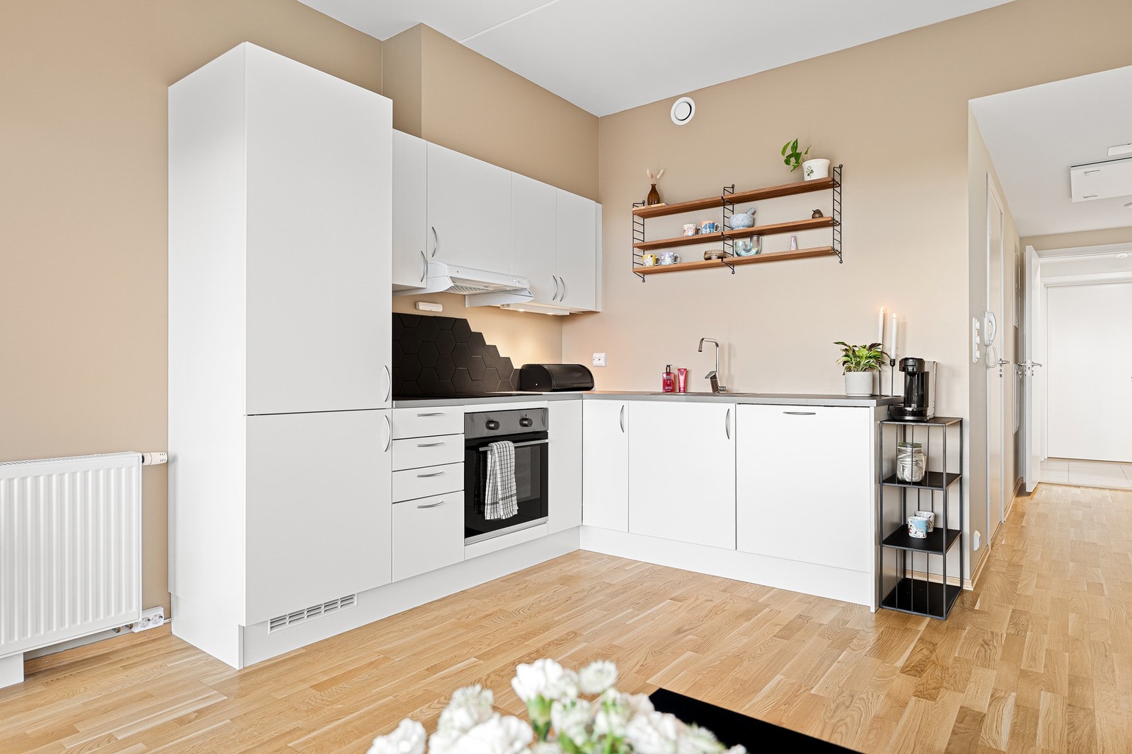 Kjøkkenet har mye skap-og benkeplass. Galleribilde