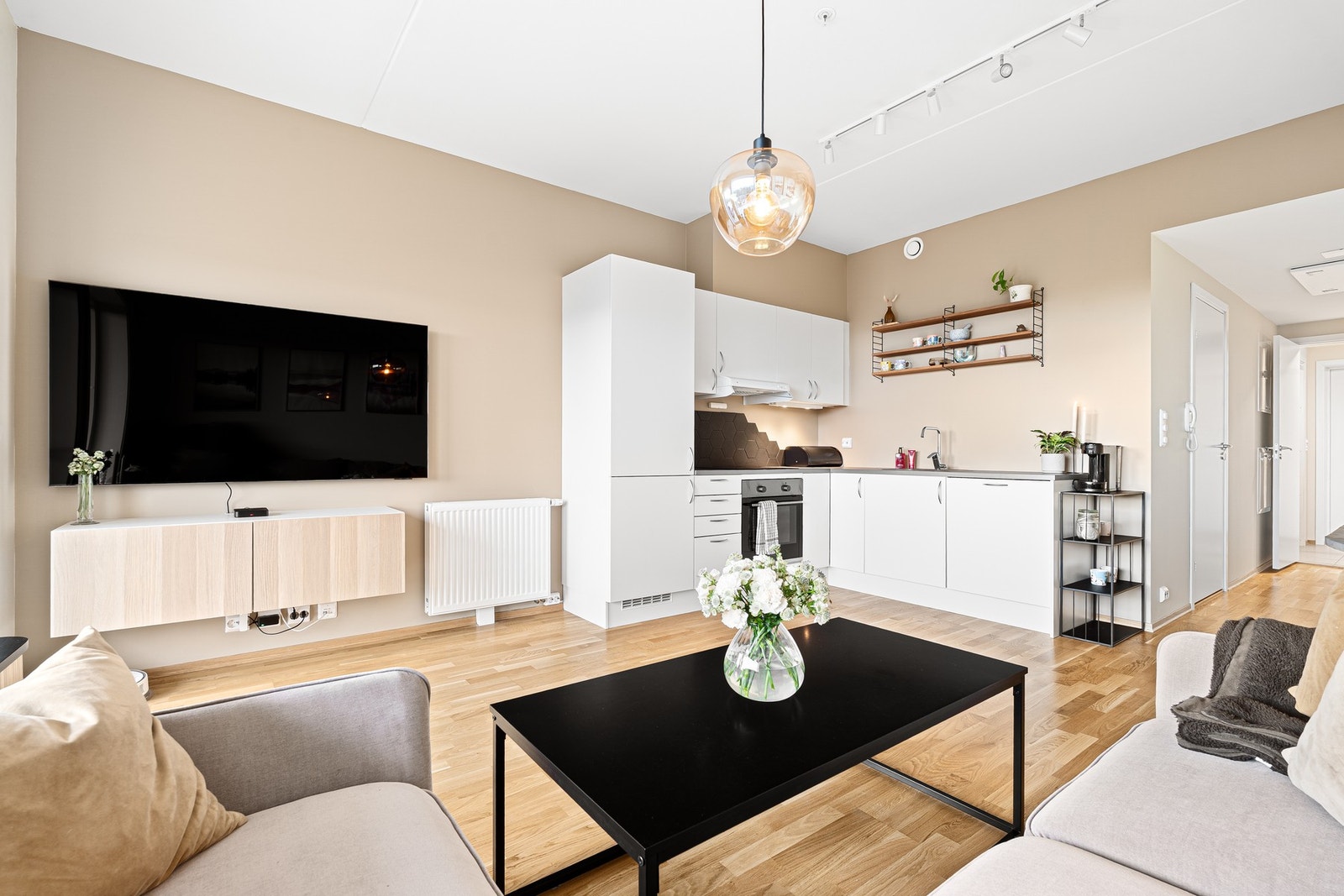 Leiligheten oppvarmes via fjernvarme som er inkludert i felleskostnadene. Galleribilde