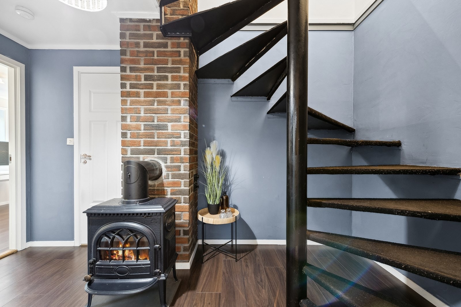 Vedovn i gangen i u. etasje gir god varme. Galleribilde