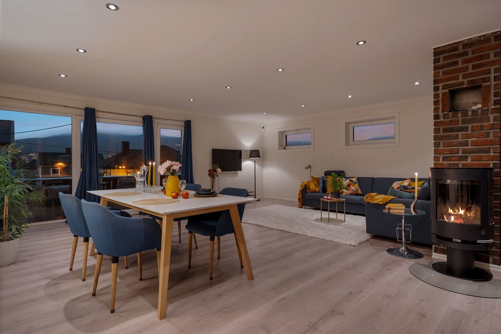 Stuen har god plass til ulike soner. Galleribilde