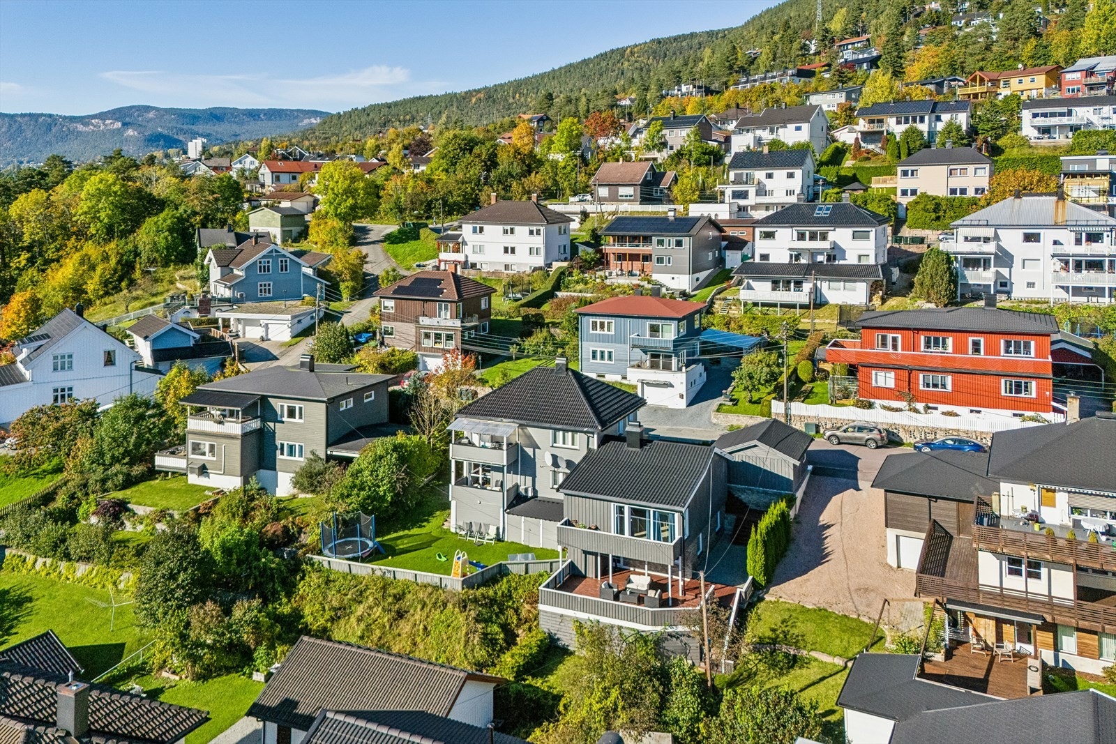 Fra eiendommen er det fin utsikt og gode solforhold. Kort gange til tursti tilknyttet Drammensmarka. Eiendommen ligger i veletablert og barnevennlig boligområde med praktisk avstand til Øren Barneskole, idrettsanlegg, dagligvarebutikk m.m. Galleribilde
