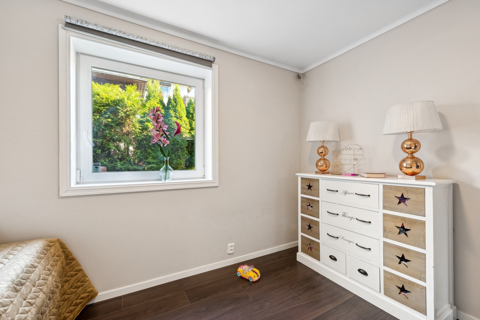 Barnevennlig planløsning med soverommene på samme plan. Galleribilde