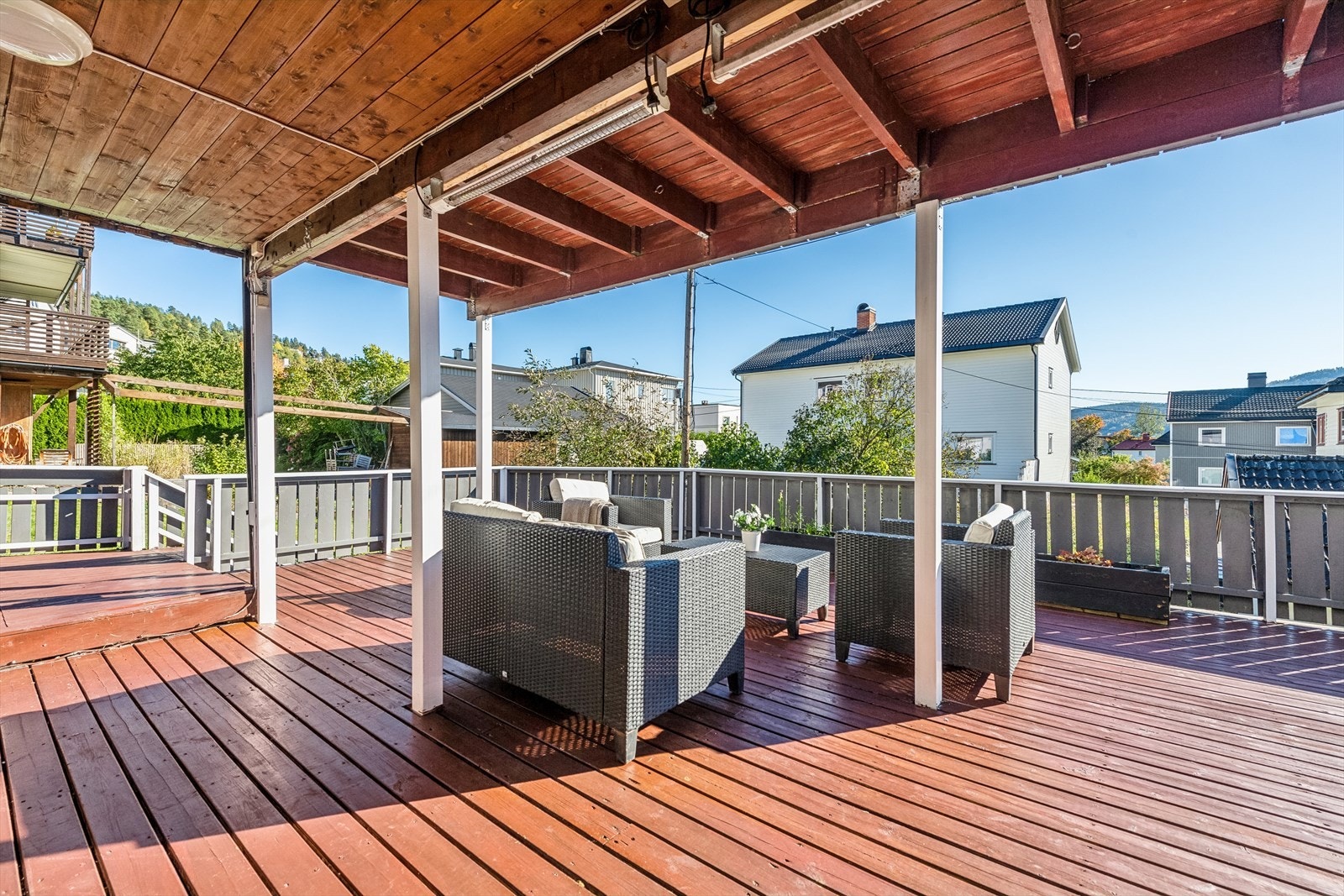 Terrassen måler 53 kvm og byr på god plass til utemøbler. Galleribilde