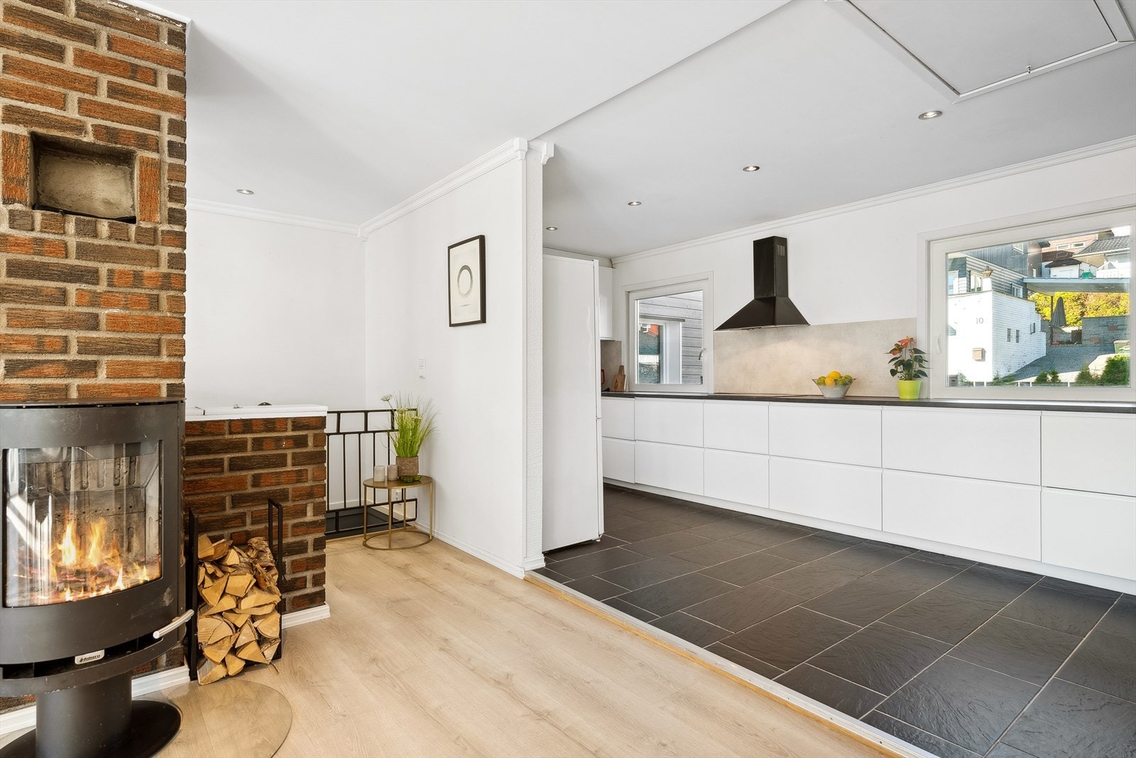 I delvis åpen løsning mot stuen ligger kjøkkenet med mye skap-/benkeplass. Galleribilde