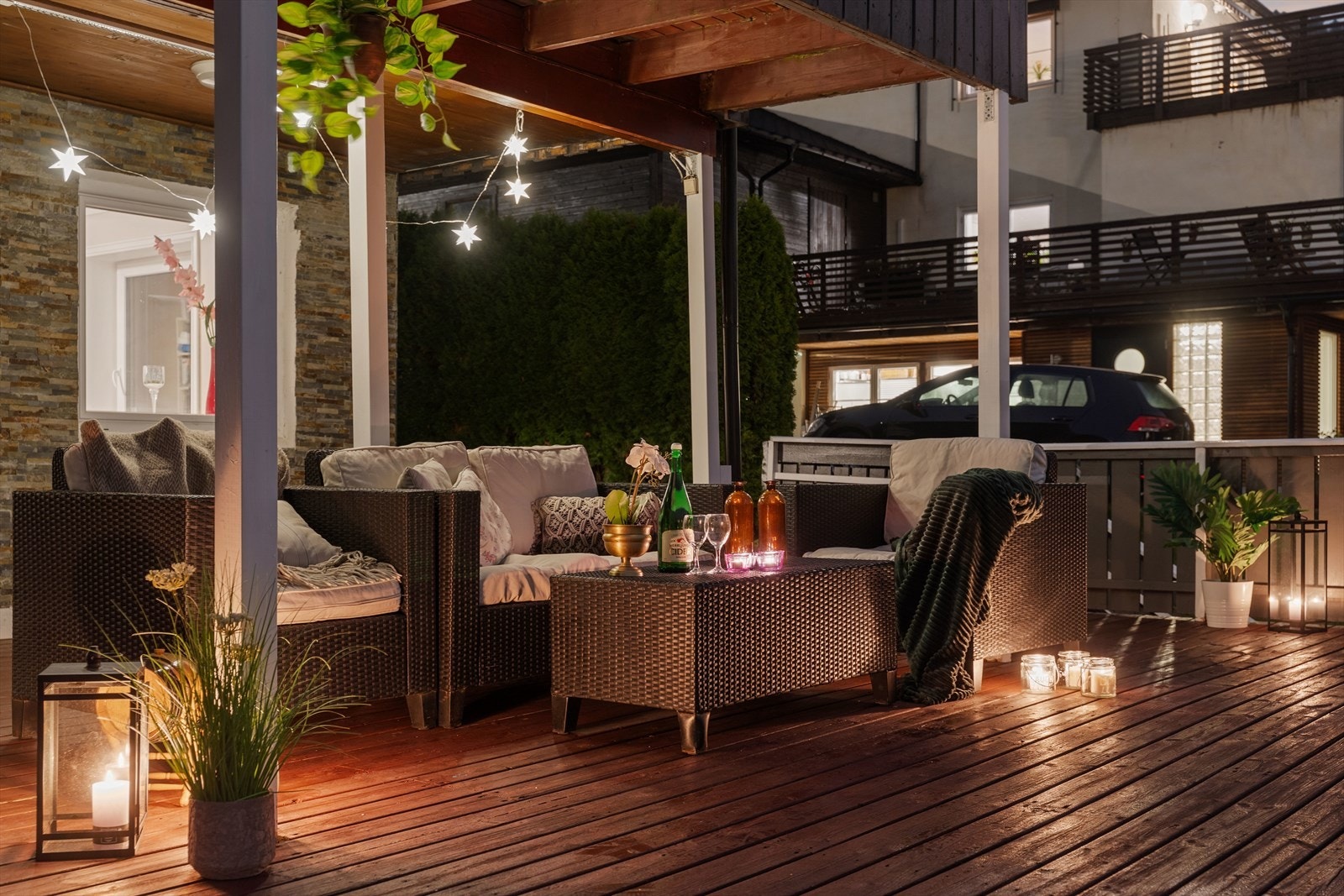 Terrassen måler 53 kvm. og byr på god plass til utemøbler. Galleribilde