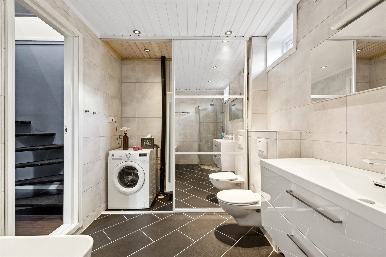 Boligen har et flislagt baderom i u. etasje med varmekabler i gulv og downlights i himling. Galleribilde