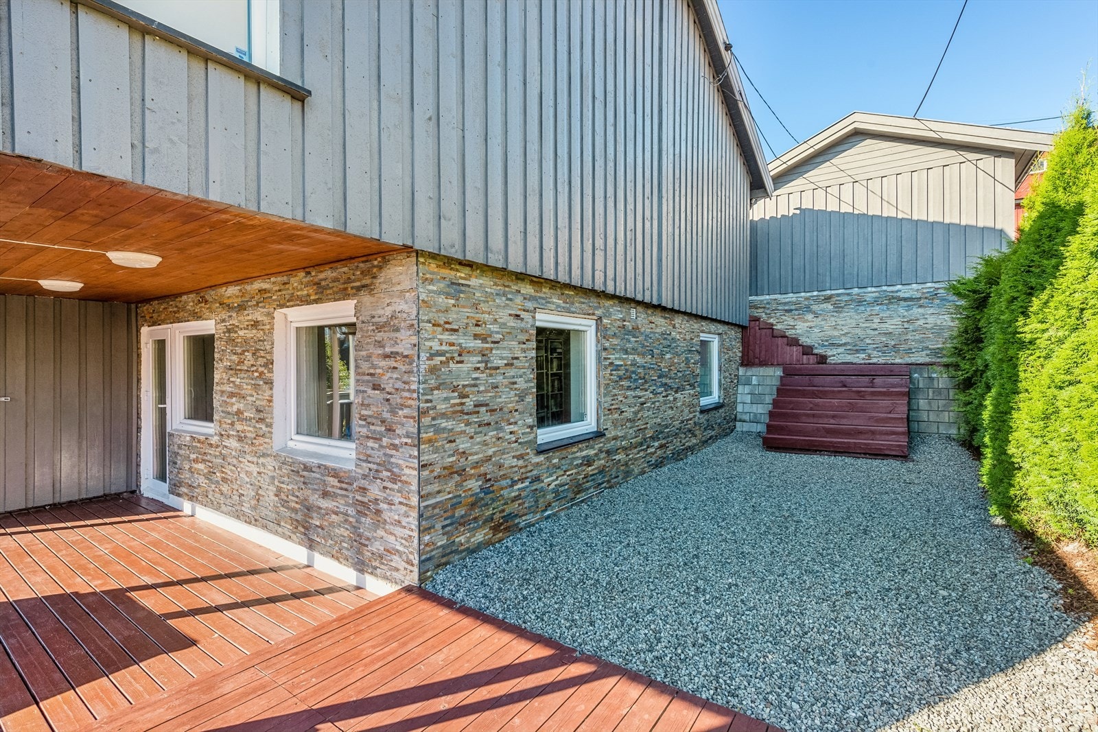 Det er utgang fra boligen til to sydvendte uteplasser og hage, her kan man nyte gode solforhold. Galleribilde