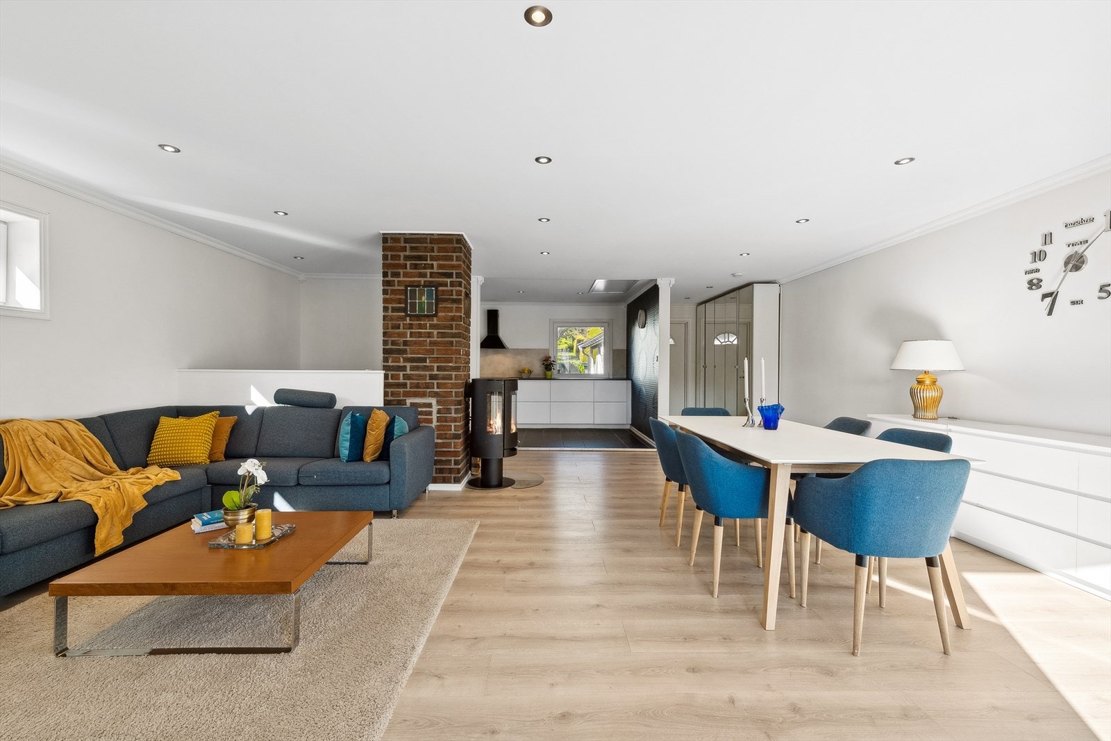 Stuen har gode møbleringsmuligheter med plass til både sofa og spisestue. Galleribilde