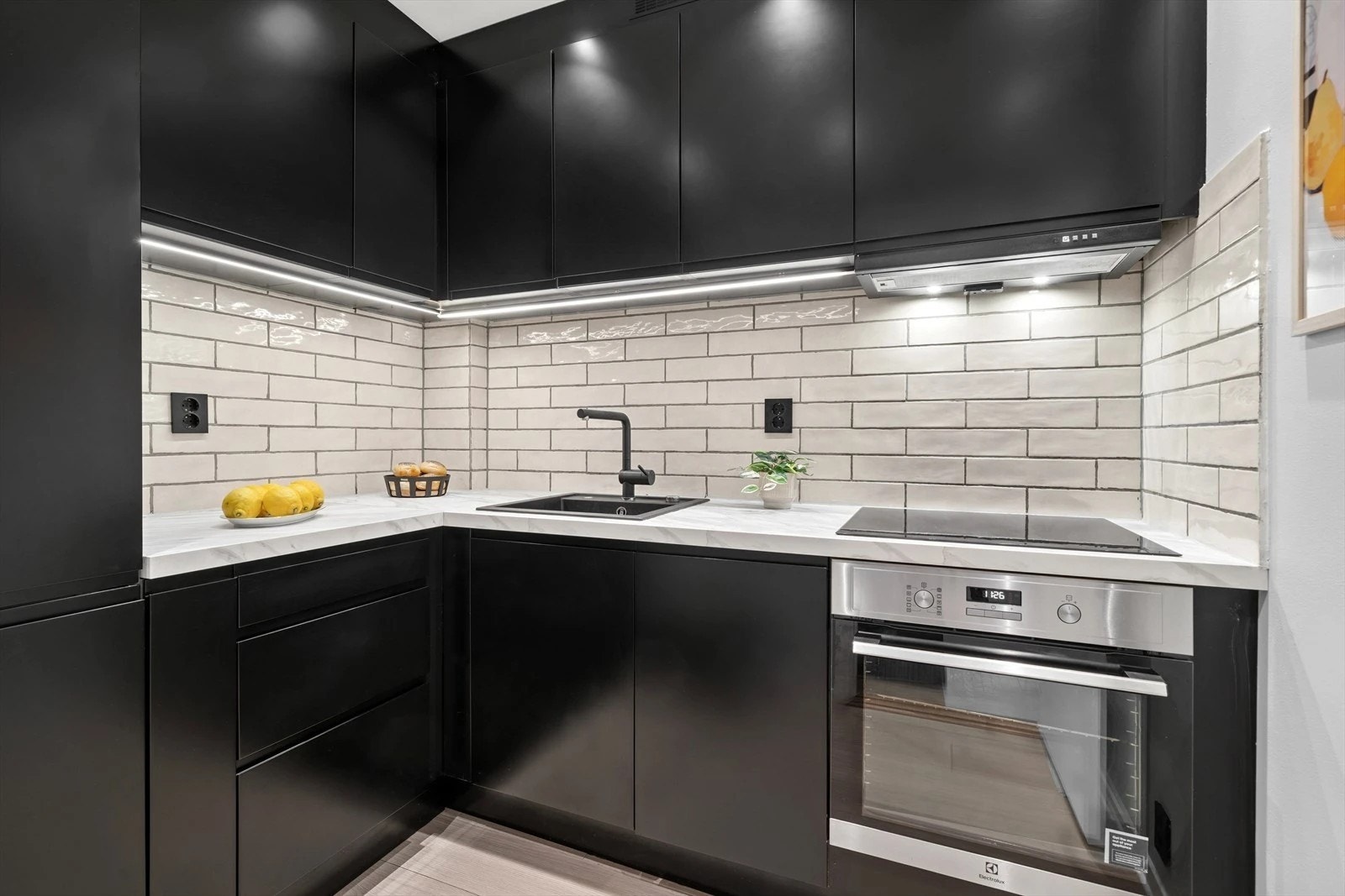 Stilrent Epoq kjøkkeninnredning fra 2022 med sorte glatte fronter. Galleribilde