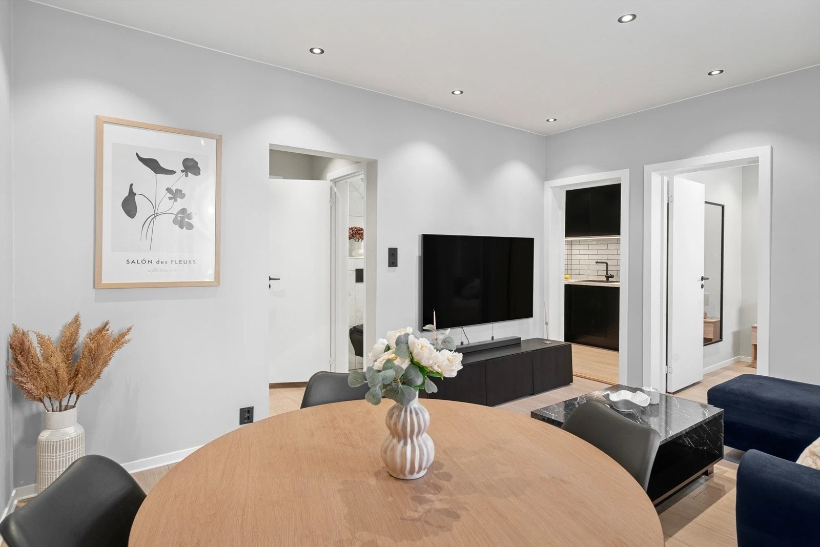 Stuen med inngang til kjøkken og stue. Galleribilde