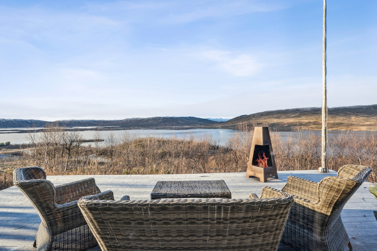 Flott uteplass med utsikt over Uman og fjellene rundt! Galleribilde