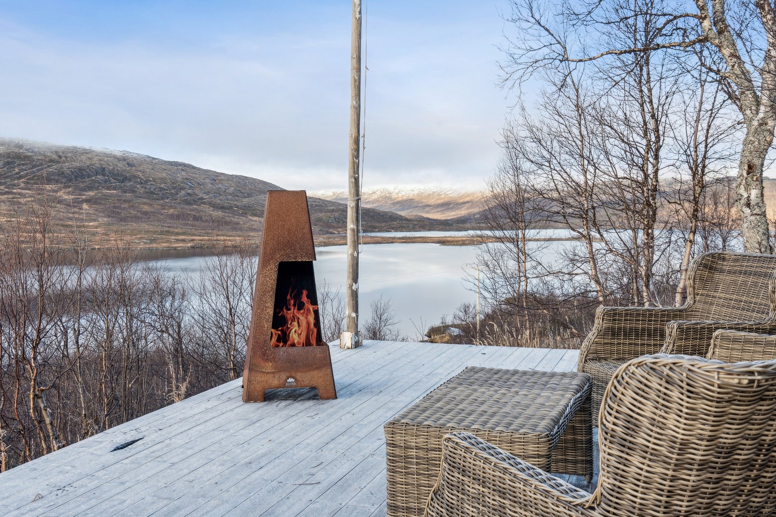 Terrassen gir god plass til både loungemøbler og spisegruppe, Galleribilde