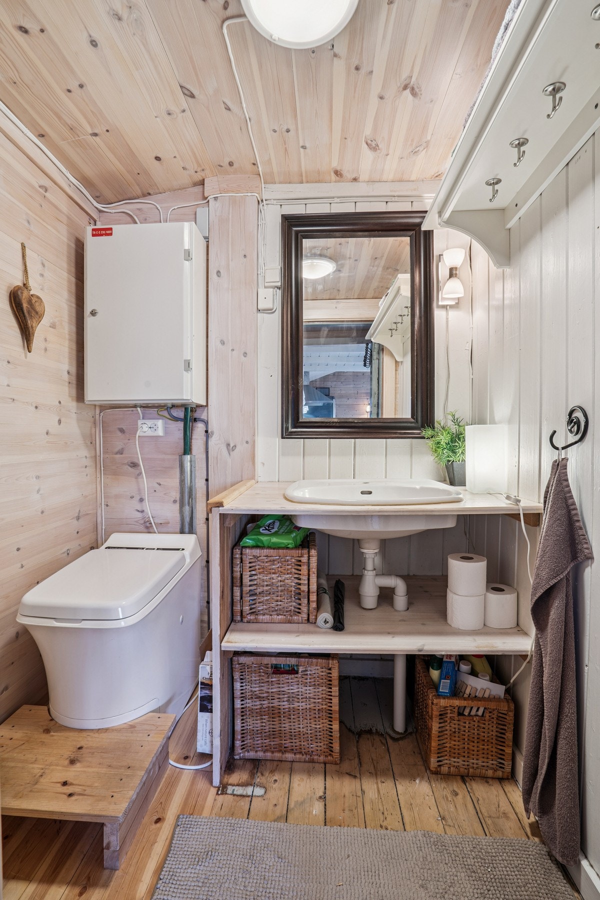 Toalettrom med forbrenningstoalett. Galleribilde