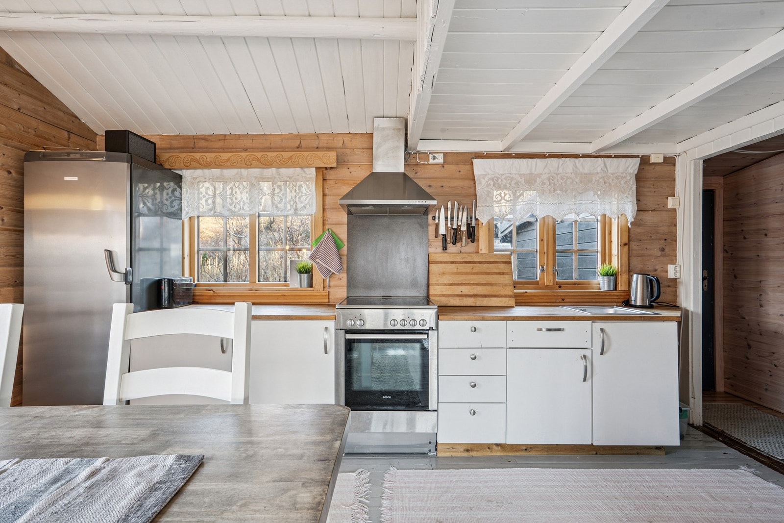 Kjøkken med kjøleskap og komfyr. Galleribilde