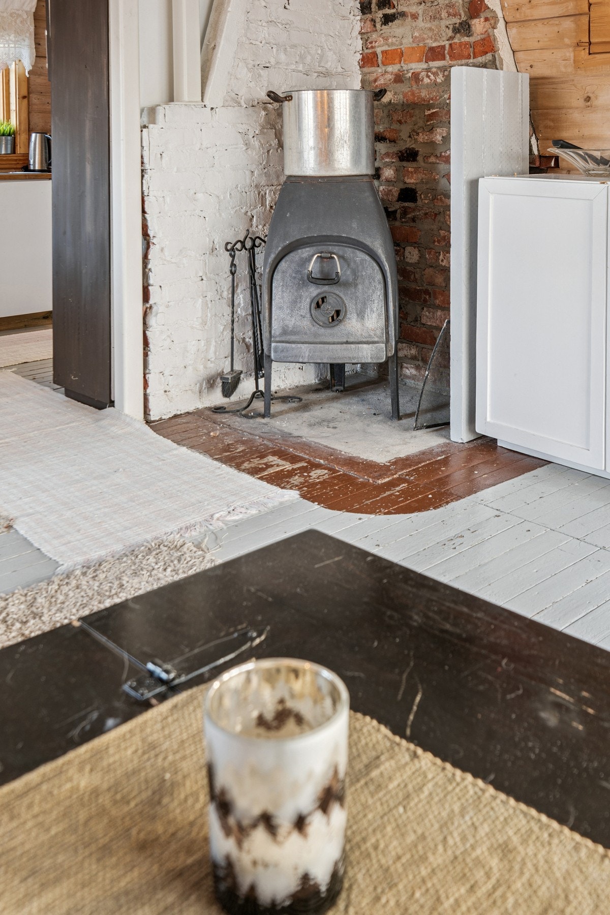 Sjarmerende vedovnen gir både varme og ekte hyttefølelse på kalde dager. Galleribilde