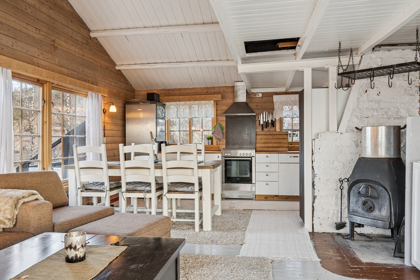 Den åpne stue- og kjøkkenløsningen skaper et sosialt rom med god plass til familie og venner. Galleribilde