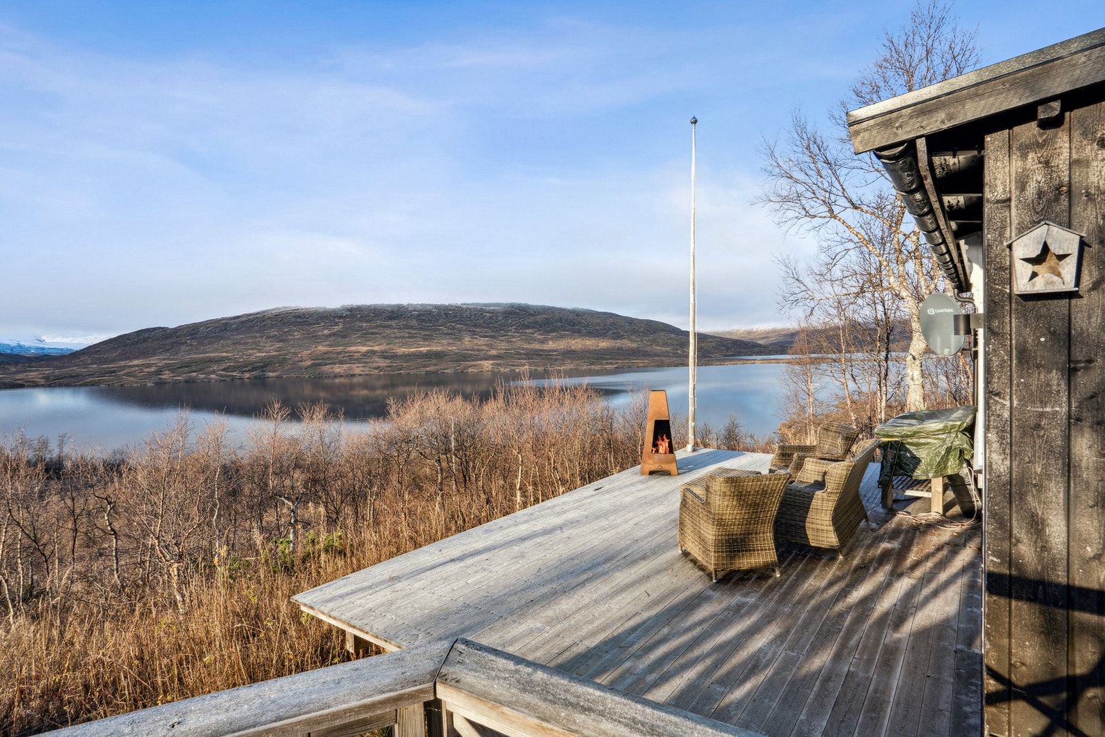 Her er det perfekt å starte dagen med en kopp kaffe i morgensolen eller avslutte kvelden foran bålpannen mens du ser solen gå ned bak fjellene. Galleribilde