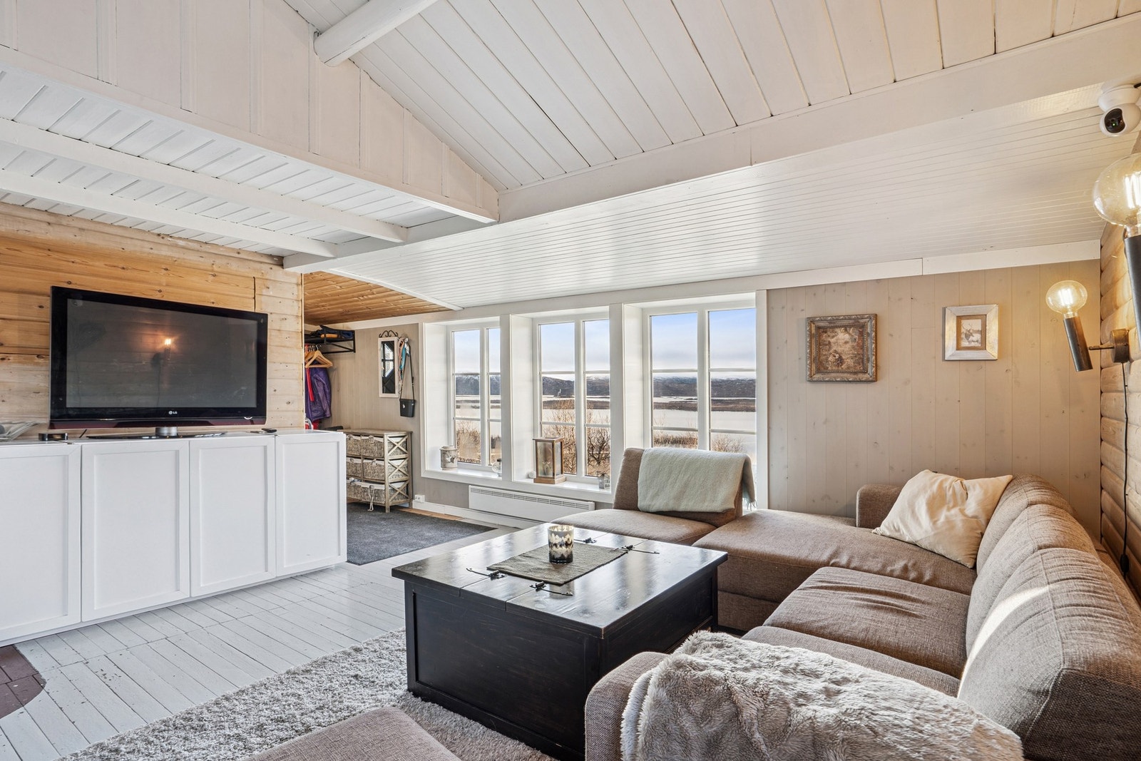 Lys og koselig stue med store vindusflater som slipper inn rikelig med naturlig sollys. Galleribilde