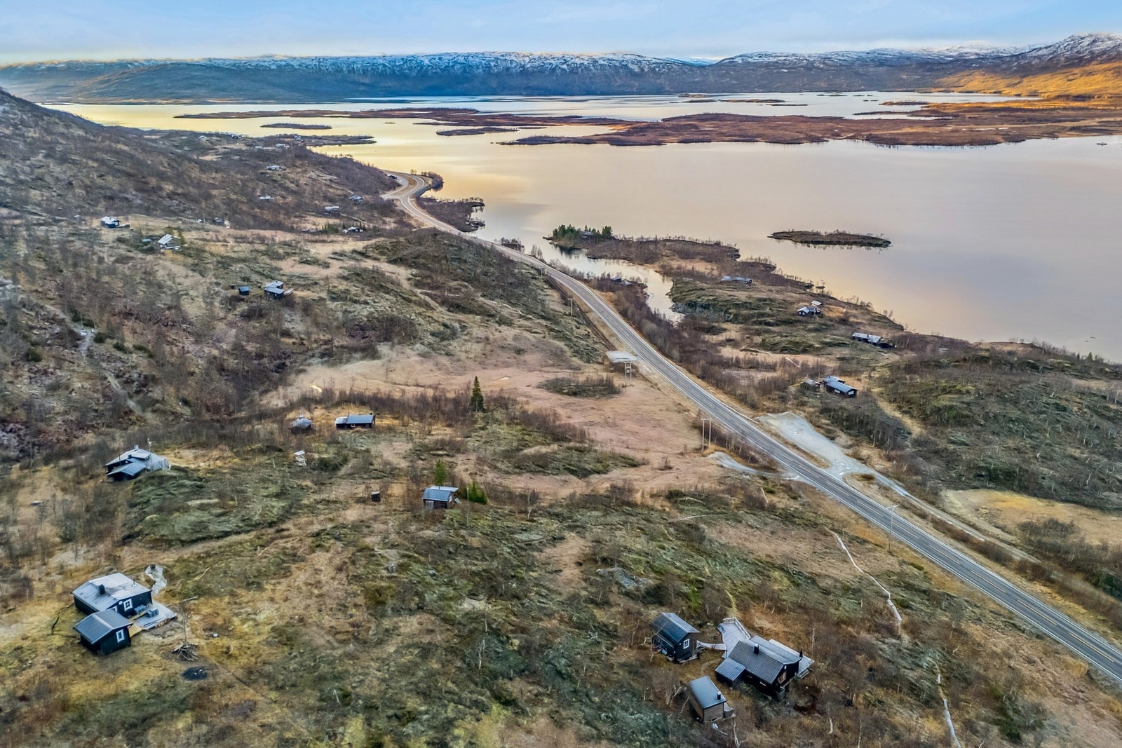 Hyttene ligger luftig til i et åpent fjellterreng med vidstrakt utsikt mot Uman og fjellene rundt. Galleribilde