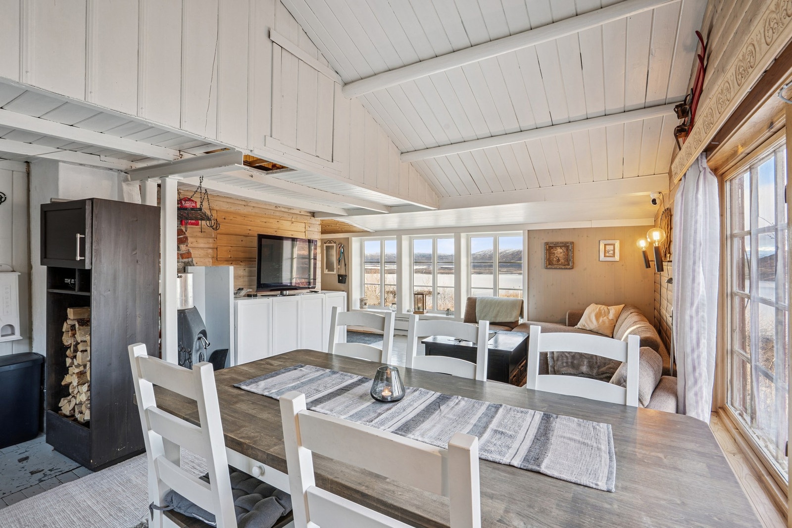 Koselig spiseplass mellom kjøkken og stue. Galleribilde