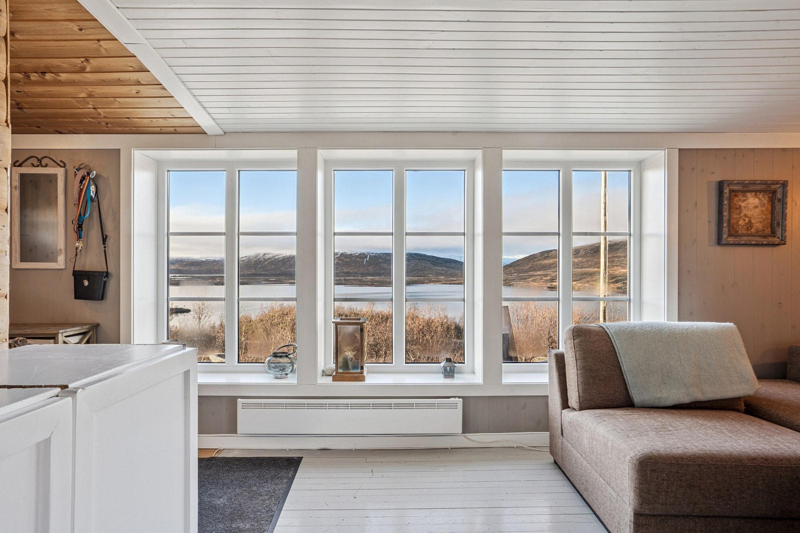 Fra stuen har du panoramautsikt som gjør naturen til en del av interiøret Galleribilde